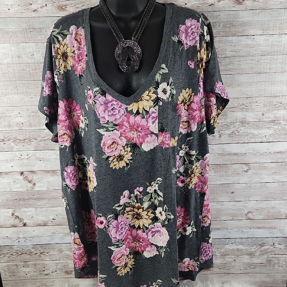 Torrid, Floral V-Neck Women's Top - Picture 2 of 6